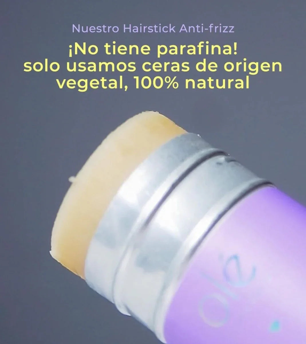 Hairstick anti-frizz translúcido acabado natural.